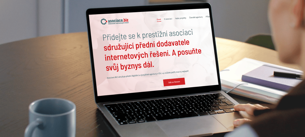 Obrázek notebooku, na obrazovce reklama