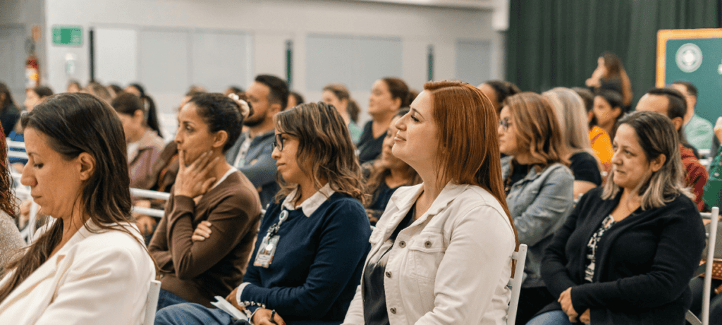 Dav lidí sedících v posluchárně