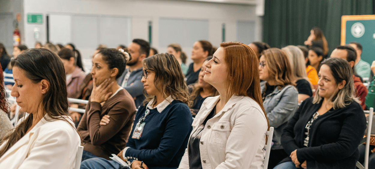 Dav lidí sedících v posluchárně