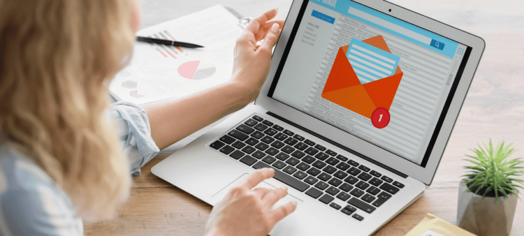 Na obrazovce notebooku je icona příchozího emailu