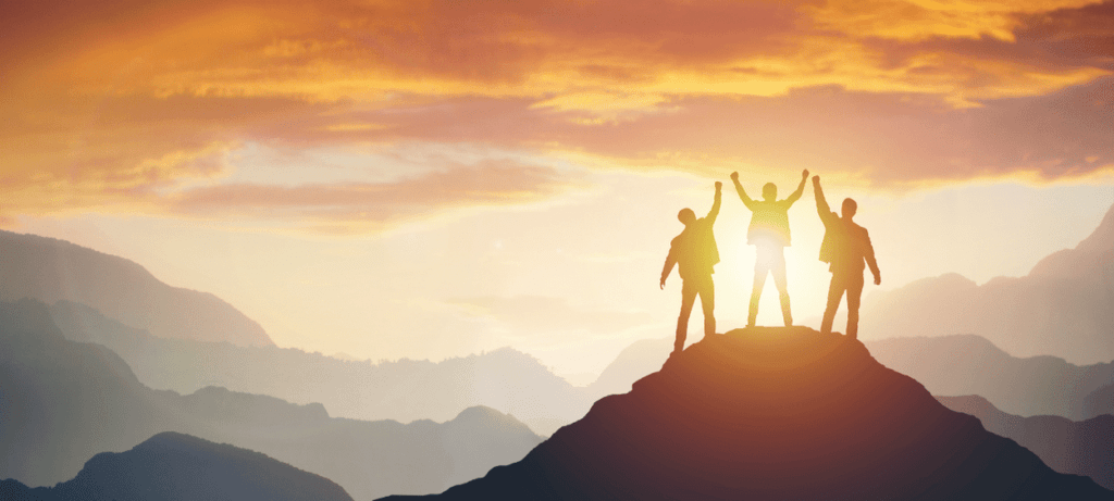 skupinka lidí, plácající si na kopci v západu slunce