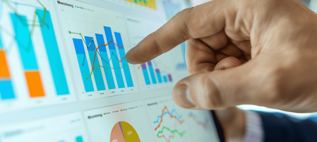 Ruka ukazijící na grafy v google analytics