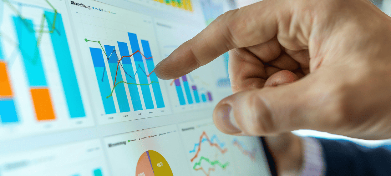 Ruka ukazijící na grafy v google analytics