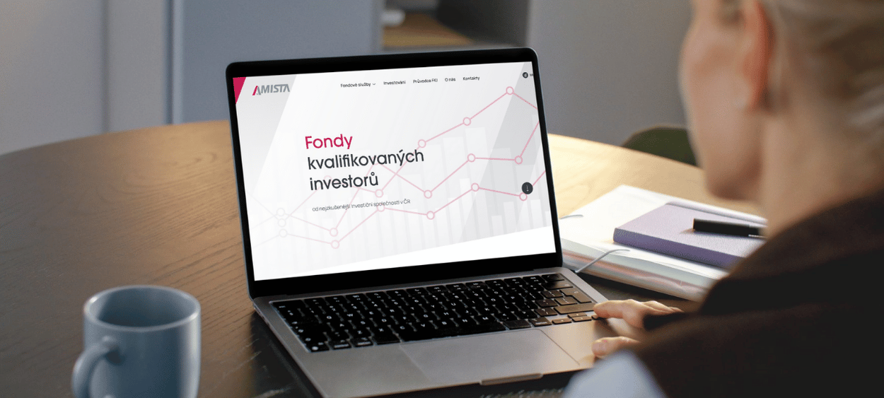 Fondy na obrazovce notebooku