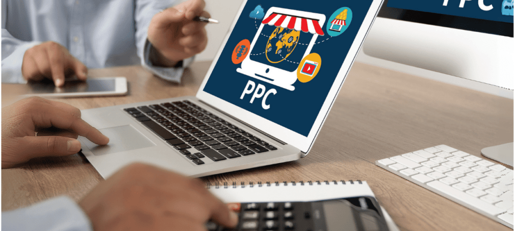 Notebook na stole a na něm ppc kampaň