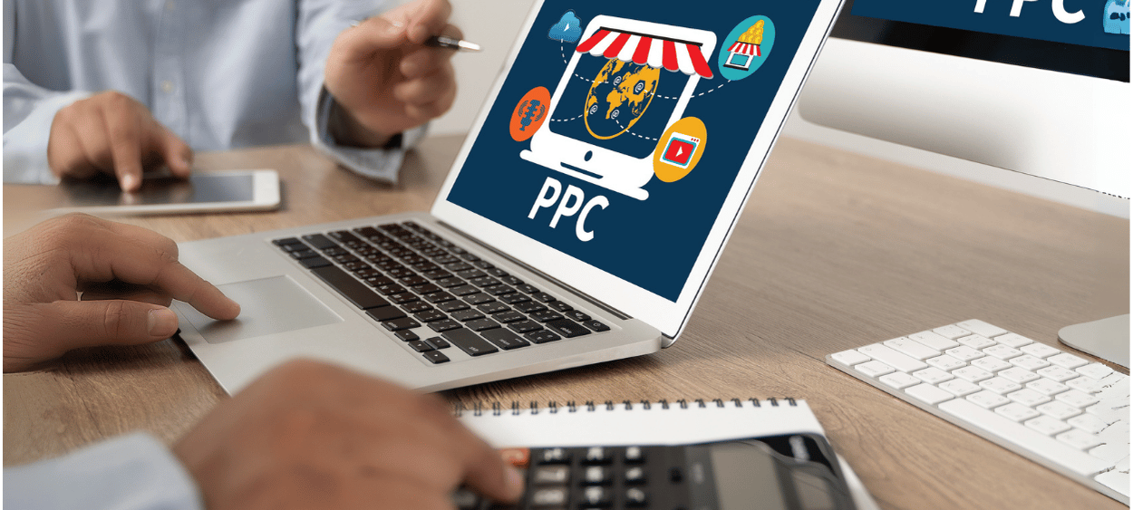 Notebook na stole a na něm ppc kampaň