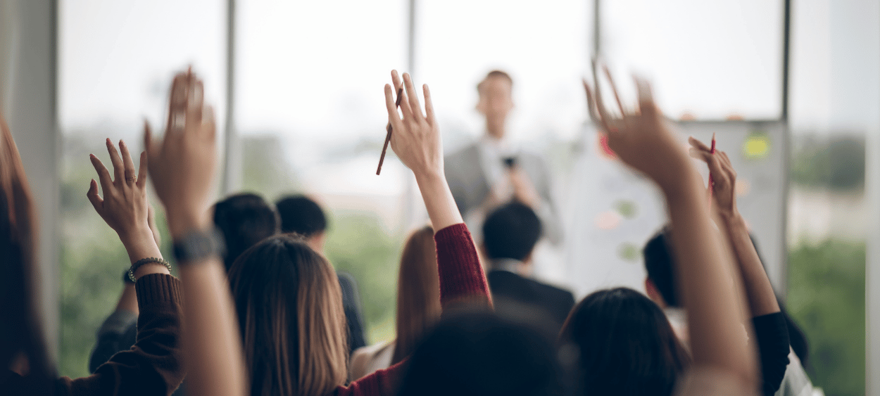 Hlásící se studenti na školení. V pozadí je školitel