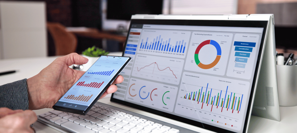 Notebook a telefon na kterých je report z google analytics