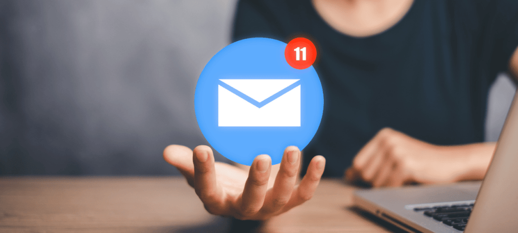 Levitující ikona v rukou osoby sedící u stolu. Osoba má před sebou notebook