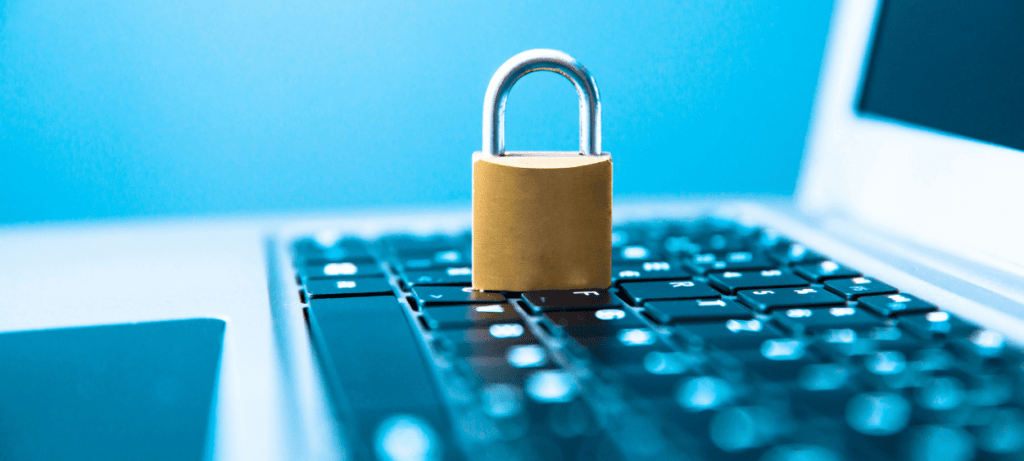 Zámeček položený na klávesnici notebooku