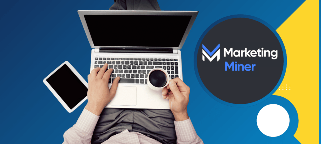 Pohled ze shora na notebook a muže sedícího před ním + logo marketing miner