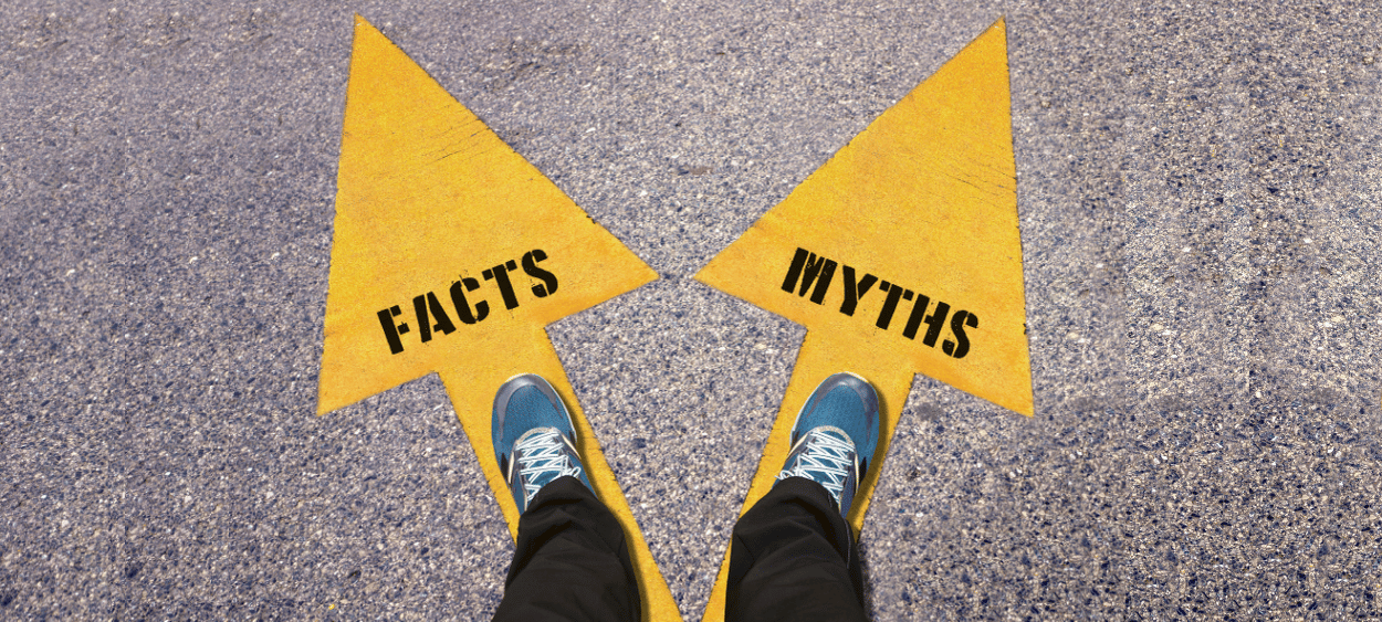 Dvě žluté šipky, jedna s nápisem mýty a druhá a s nápisem fakta