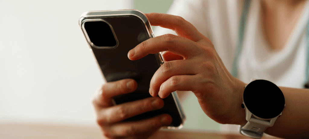 osoba scrollující na smartphonu